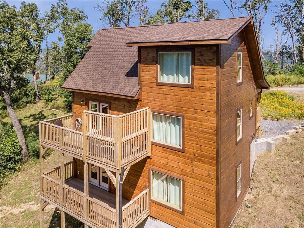 Walnut Ridge Cabin. Sleeps 7 11 Hot tub pool table minutes to downtown Gatlinburg — 4-Star Luxury Hotel in Gatlinburg, United States