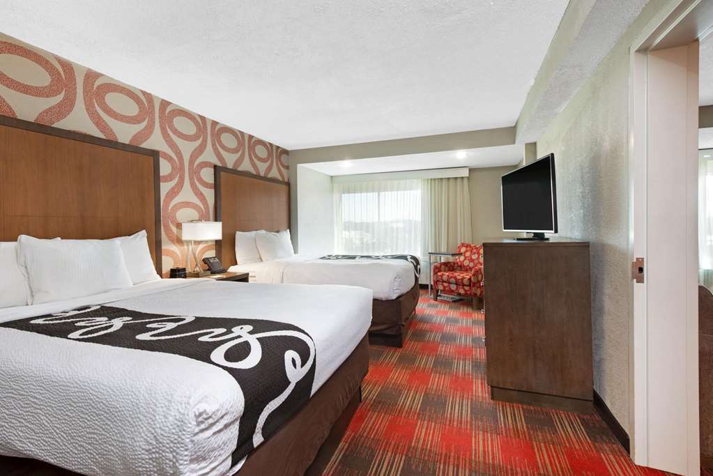 La Quinta Inn & Suites by Wyndham DC Metro Capital Beltway - photo 56