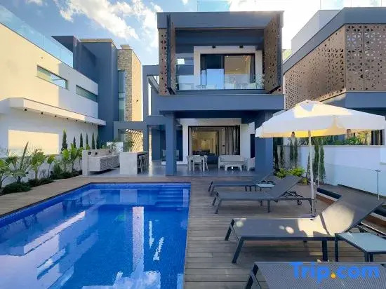 Luxury Beachfront Villa Rooftop Jacuzzi Sunrise — 4-Star Luxury Hotel in Paralimni, Cyprus