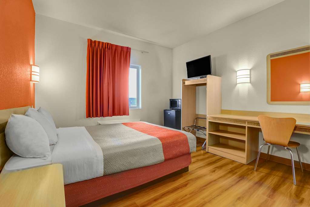 Howard Johnson by Wyndham Lemoore - photo 12