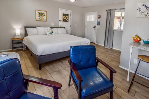 Spacious Studio with King Bed & Fast WiFi - carbon neutral hotel in Denver