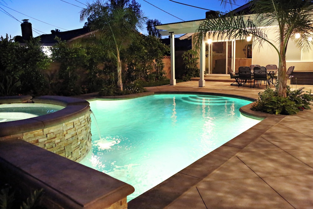 Highly Upgraded 5 Bed 4.5 ba New Pool W jacuzzi 1 2 Mile Walk to Disney in Anaheim, United States