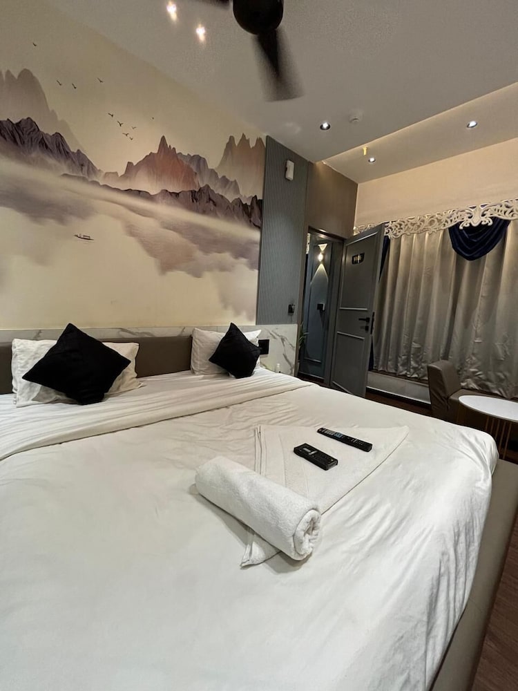 V Love Hotel — Surat — photo 3