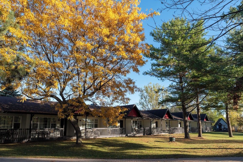Super 8 By Wyndham Gananoque Country Squire Resort — Gananoque