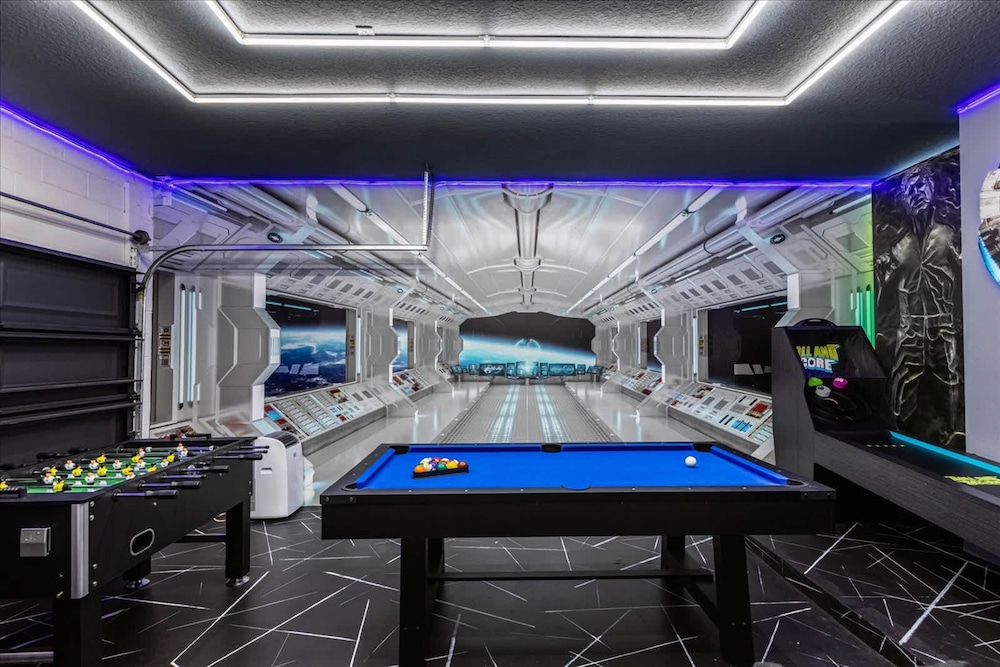 Upstay Theme Rooms Pool Spa Theatre Arcade - photo 12