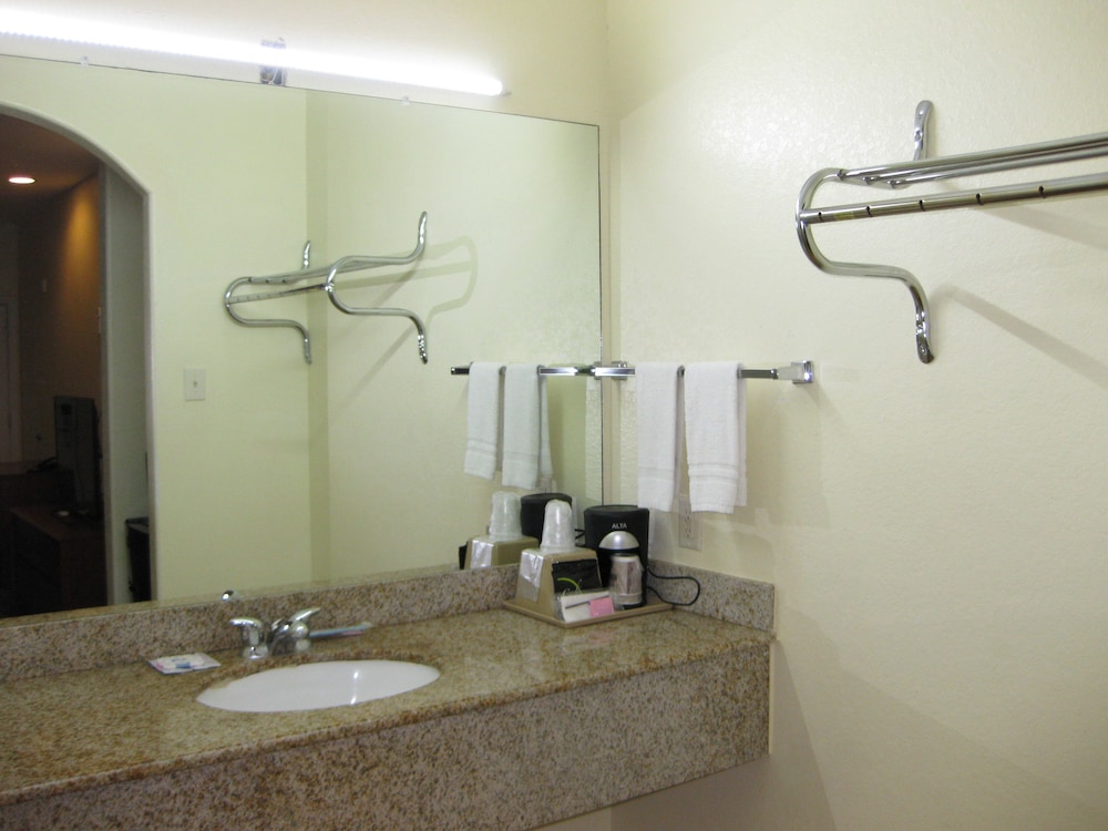 Scottish Inn and Suites - photo 16