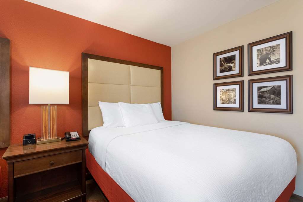 La Quinta Inn & Suites by Wyndham Pigeon Forge - photo 29