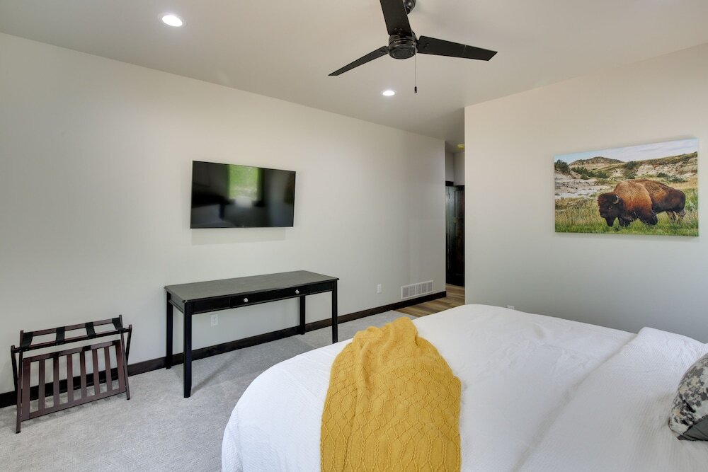 Luxurious Lead Vacation Rental with Private Hot Tub — 4-Star Luxury Hotel in Lead, United States
