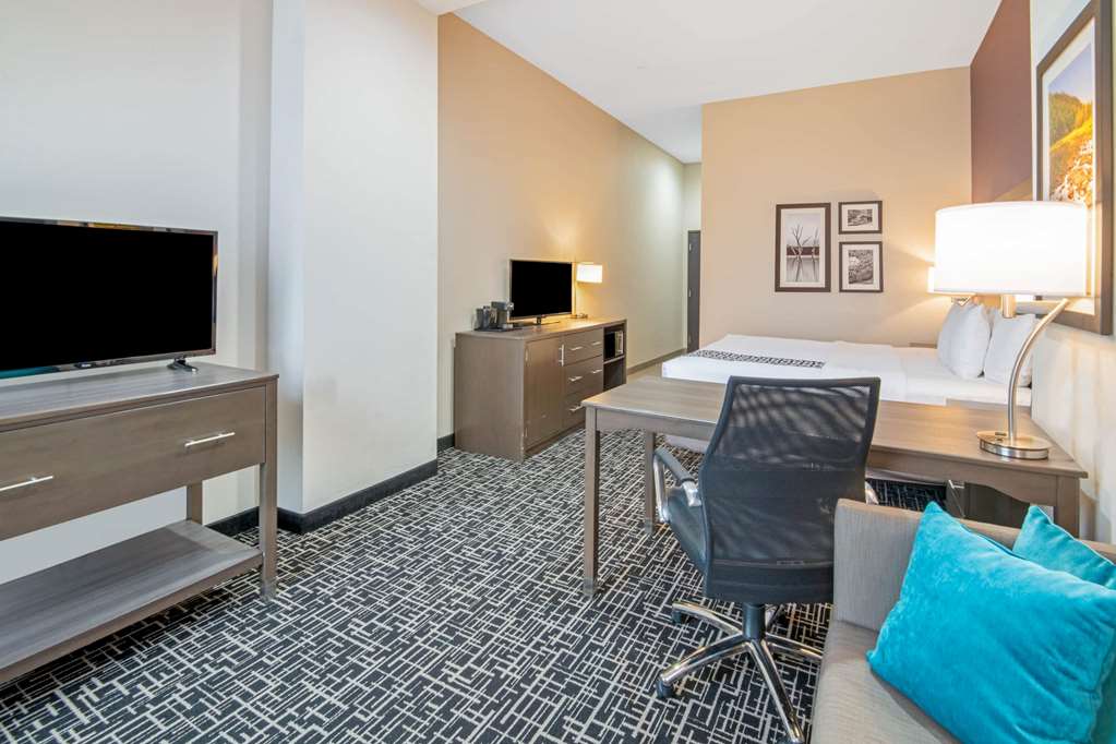 La Quinta Inn & Suites by Wyndham Weatherford OK - photo 12
