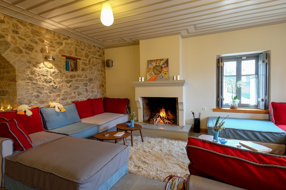Kiriaki Guesthouse & Suites — 4-Star Luxury Hotel in Amfikleia, Greece