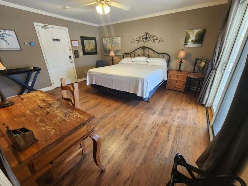 Elder Mountain Room At Tennessee Riverplace — Chattanooga