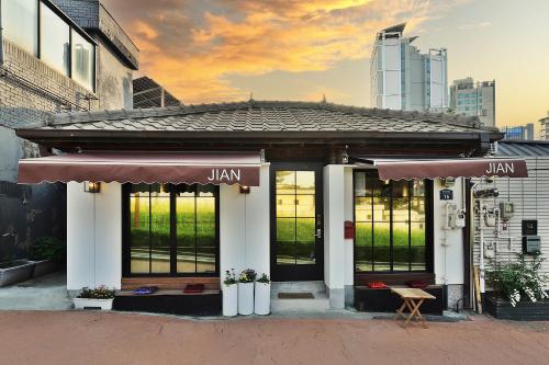 Jian Hanok — 4-Star Luxury Hotel in Seoul, South Korea
