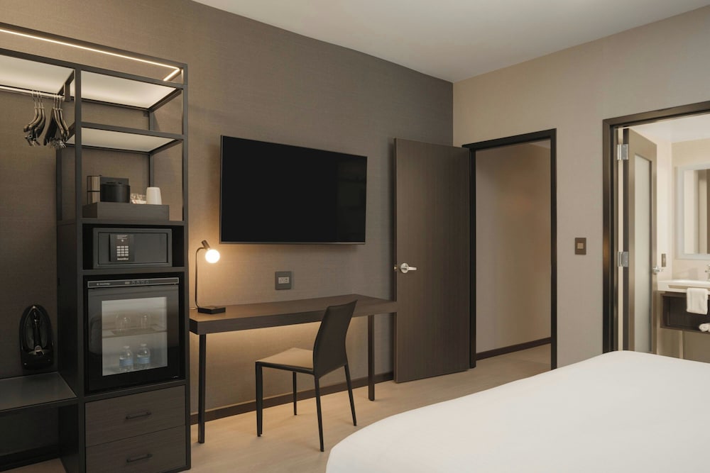 Holiday Inn & Suites Asheville Biltmore Village Area - photo 23