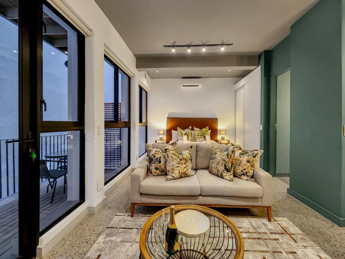 Upmarket and Stylish Apartment With Rooftop Pool.
