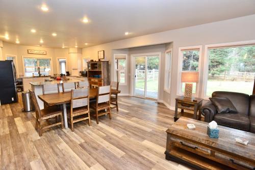 Renovare’ Pet friendly Trailer parking Hot tub Fireplace in Mccall, United States