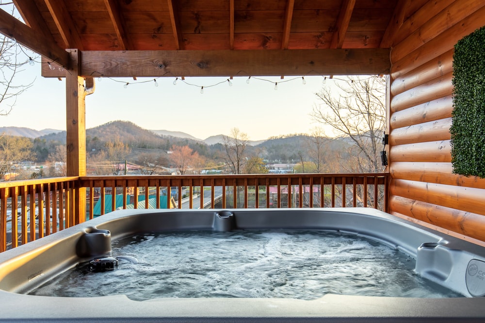 Parkway Paradise w Private Hot Tub - photo 32