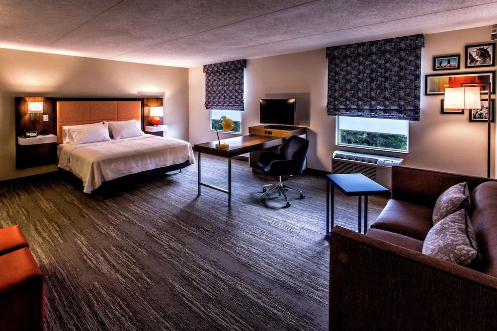 Hampton Inn & Suites Staten Island - photo 23