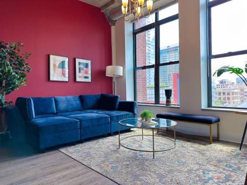 Beautiful 2BR with Smart TV Gym Access & Parking Close to McCormick Place Museums & Lake Michigan — 4-Star Luxury Hotel in Chicago, United States