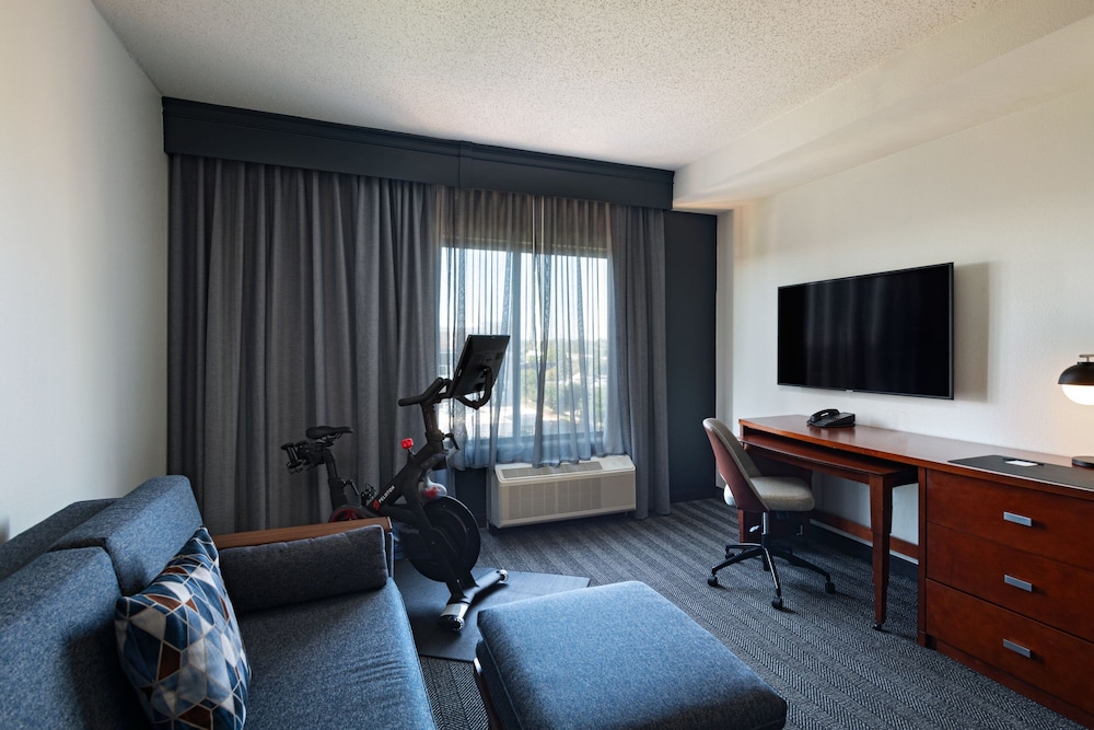 Courtyard by Marriott Austin Airport - photo 9