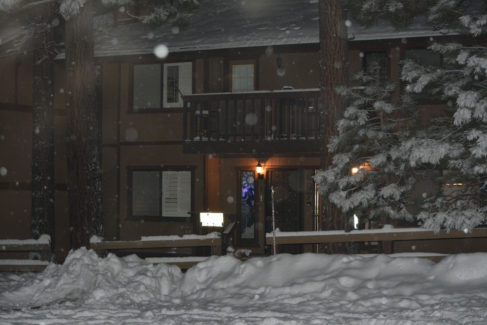 Summit Getaway Condo Affordable and ideally located Wood burning fireplace Walk to Ski Resort - photo 25
