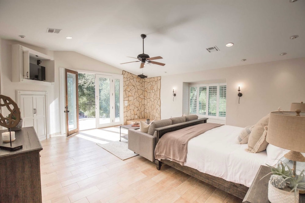 5 Acre Estate w Lake Pool & Hot Tub De Luz by Avantstay - photo 14