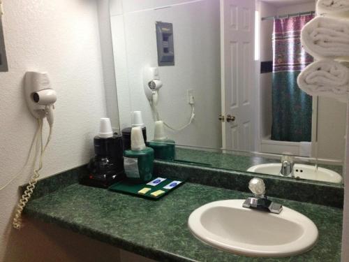 Hamilton Inn - photo 2