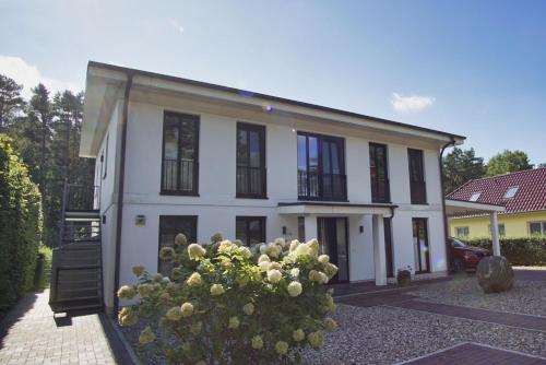 Direkt am Waldrand mit Balkon und in Strandnähe Ferienwohnung Cosmo — 4-Star Luxury Hotel in Glowe, Germany