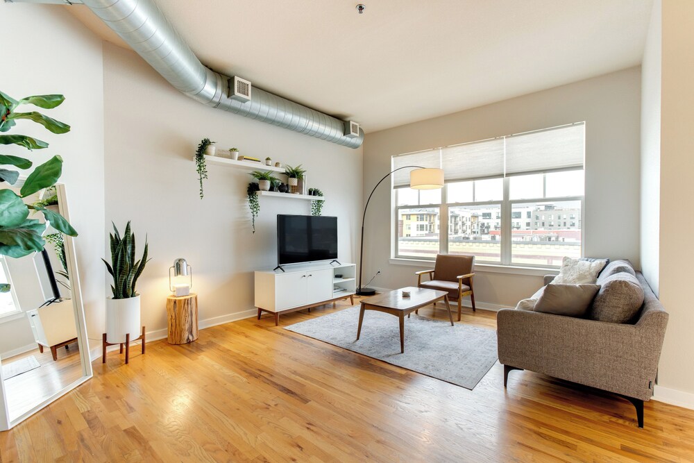 Los Angeles Apartment with Patio 4 Mi to Downtown — 4-Star Luxury Hotel in Los Angeles, United States
