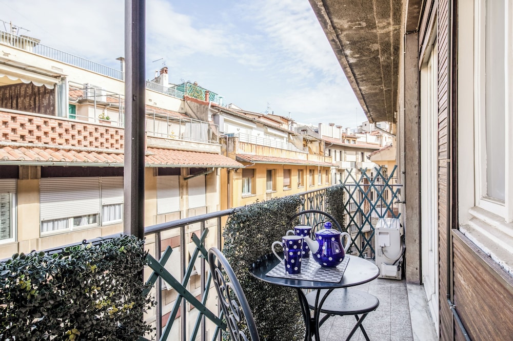 GuestHost Ponte Vecchio Elegant Dream — 4-Star Luxury Hotel in Florence, Italy