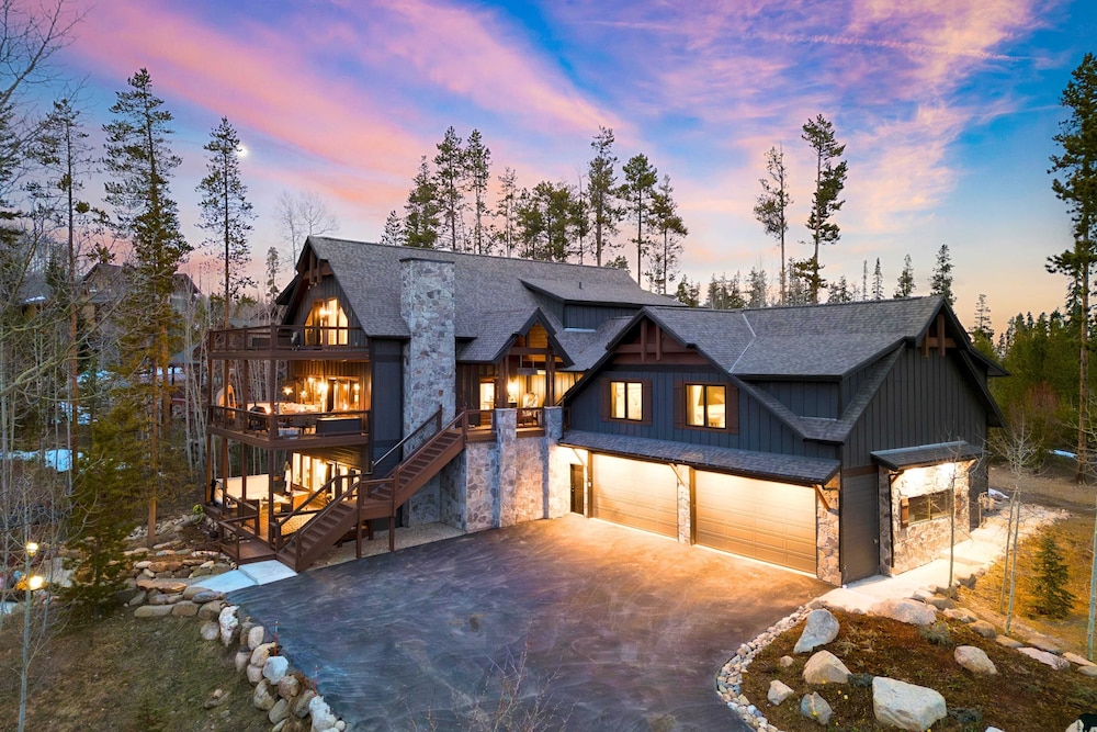 Winterhaven Estate By Avantstay Sleeps 19 Guests Mountain Compound W Views Firepit Hot Tub — Winter Park