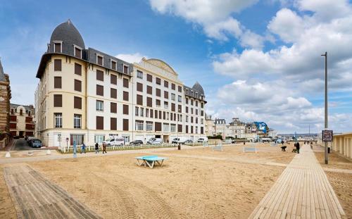 Ton petit coin de paradis avec balcon au Trouville Palace in Trouville-Sur-Mer, France