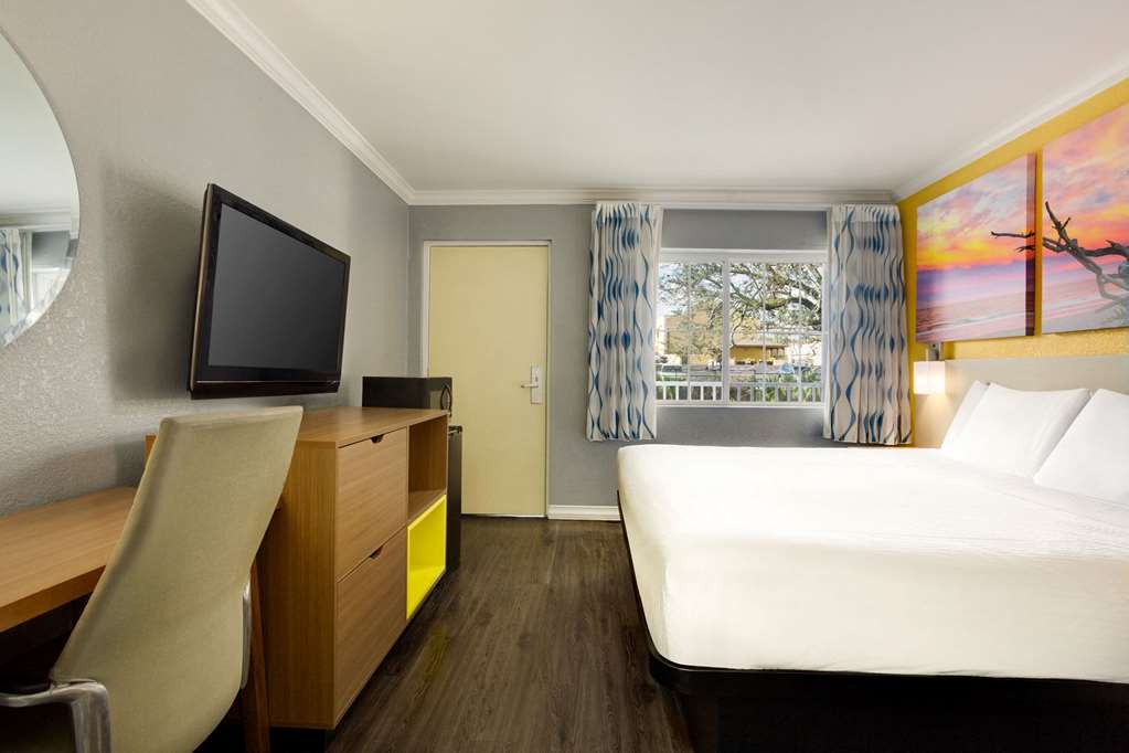 Days Inn by Wyndham Pensacola Historic Downtown - photo 18