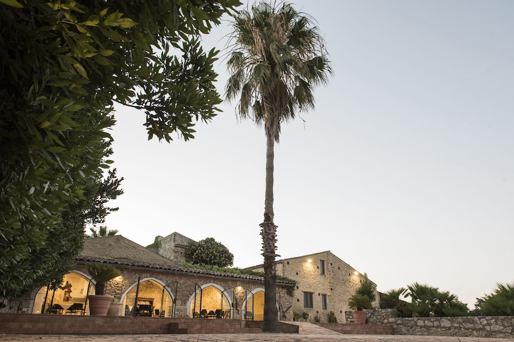 Baglio Làuria — 4-Star Luxury Hotel in Campobello Di Licata, Italy