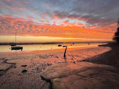 Rockhopper Cottage Waldringfield — 4-Star Luxury Hotel in Woodbridge, United Kingdom