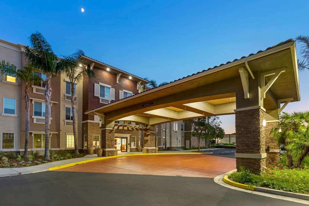 Comfort Inn & Suites near Ontario Airport - carbon neutral hotel in Ontario