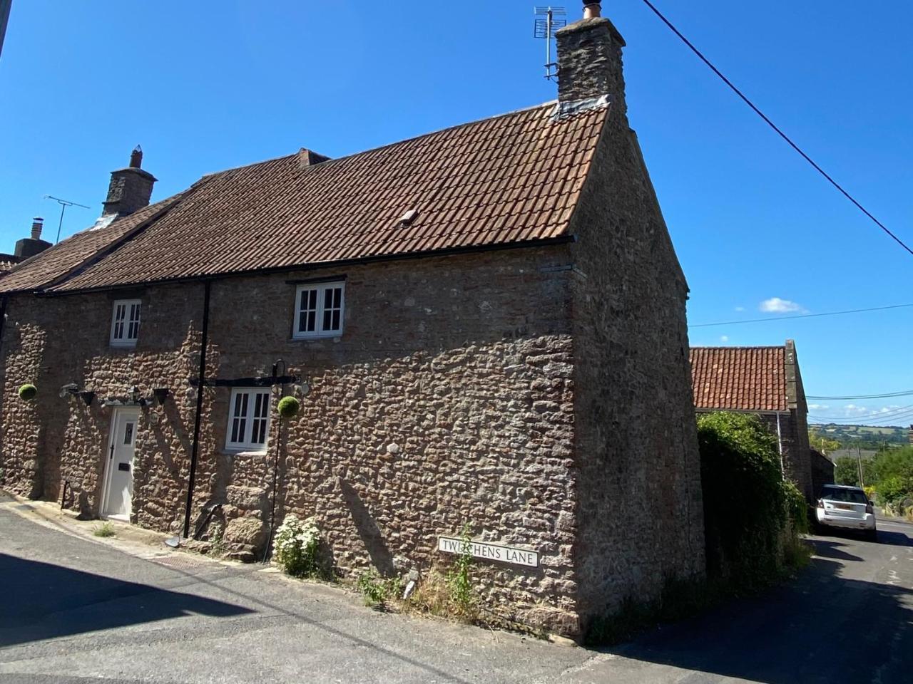The Nook a Rustic Cottage in a Beautiful Village. — 4-Star Luxury Hotel in Cheddar, United Kingdom