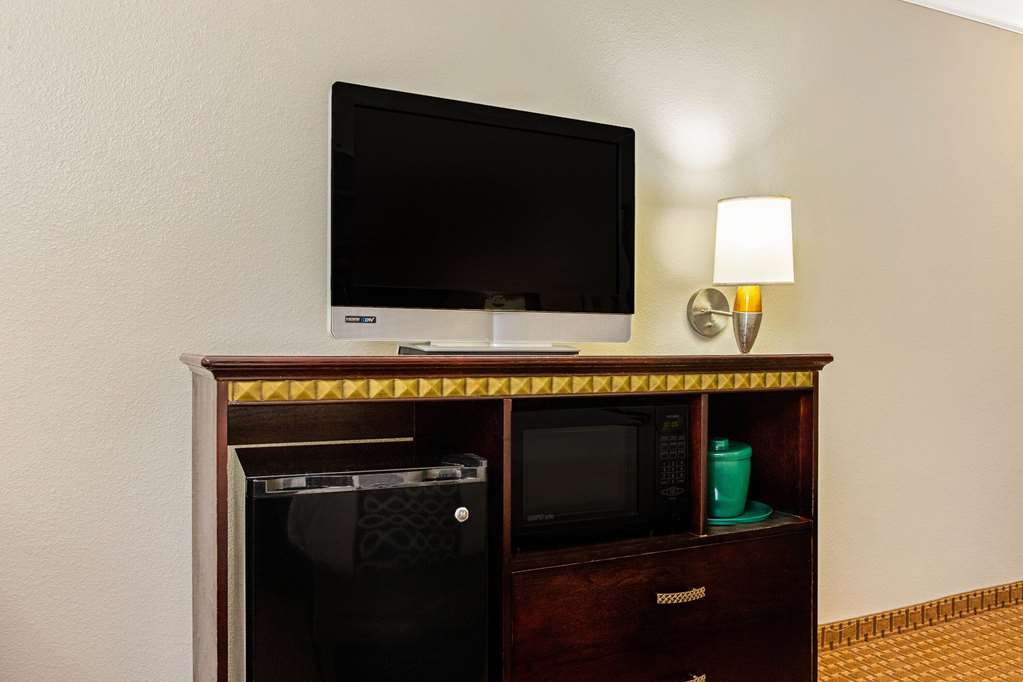 La Quinta Inn & Suites by Wyndham Cleburne - photo 16