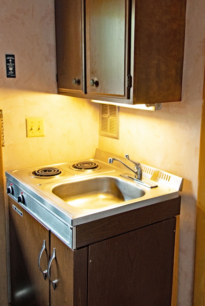 Lake Fanny Hooe Resort 2 Bed With Balcony #12 1 Bedroom Hotel Room by RedAwning - photo 4