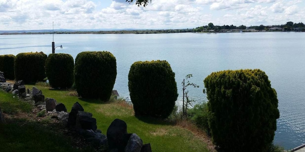 Lakeshore Inn Water Front - photo 38
