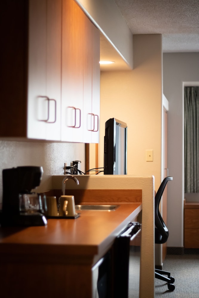 Monument Inn & Suites - photo 9
