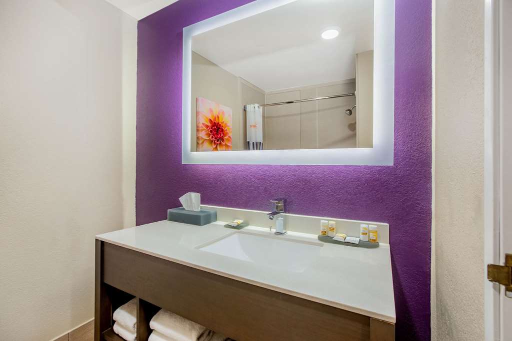La Quinta Inn & Suites by Wyndham Hesperia Victorville - photo 32