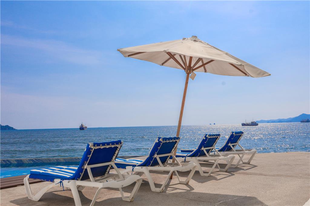 Enjoy the best of the Manzanillo sea, right in front of your hotel!