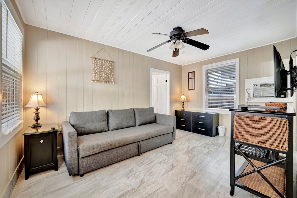 Stones Throw Beachfront Luxury Suites - photo 44
