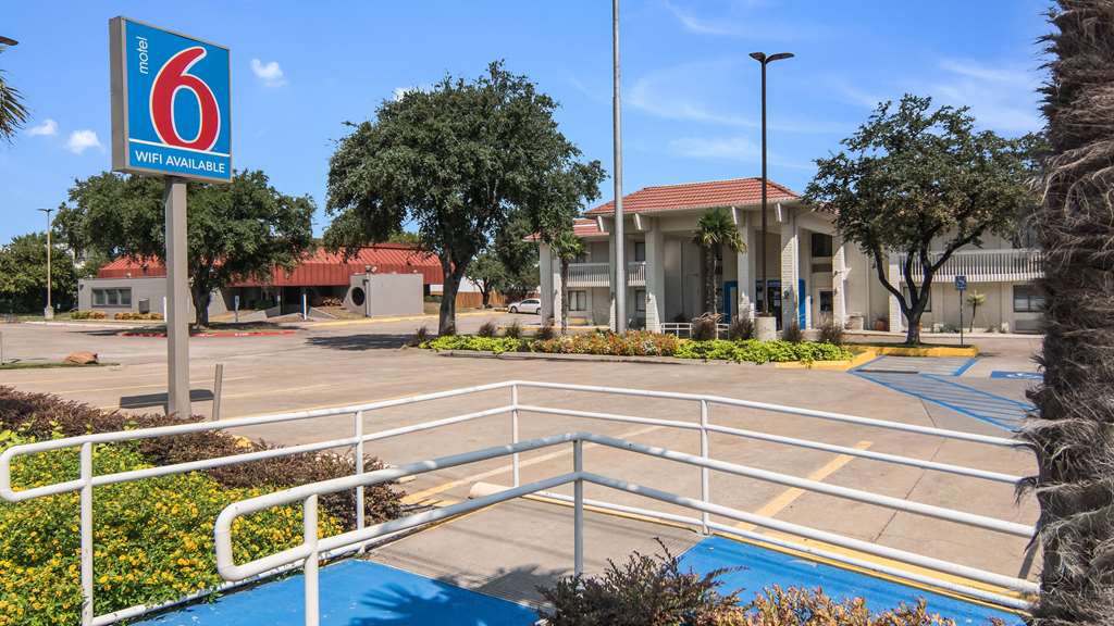 Motel 6 Addison TX Dallas - photo 3
