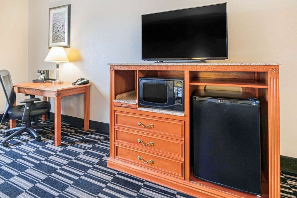 La Quinta Inn & Suites by Wyndham Ada - photo 17