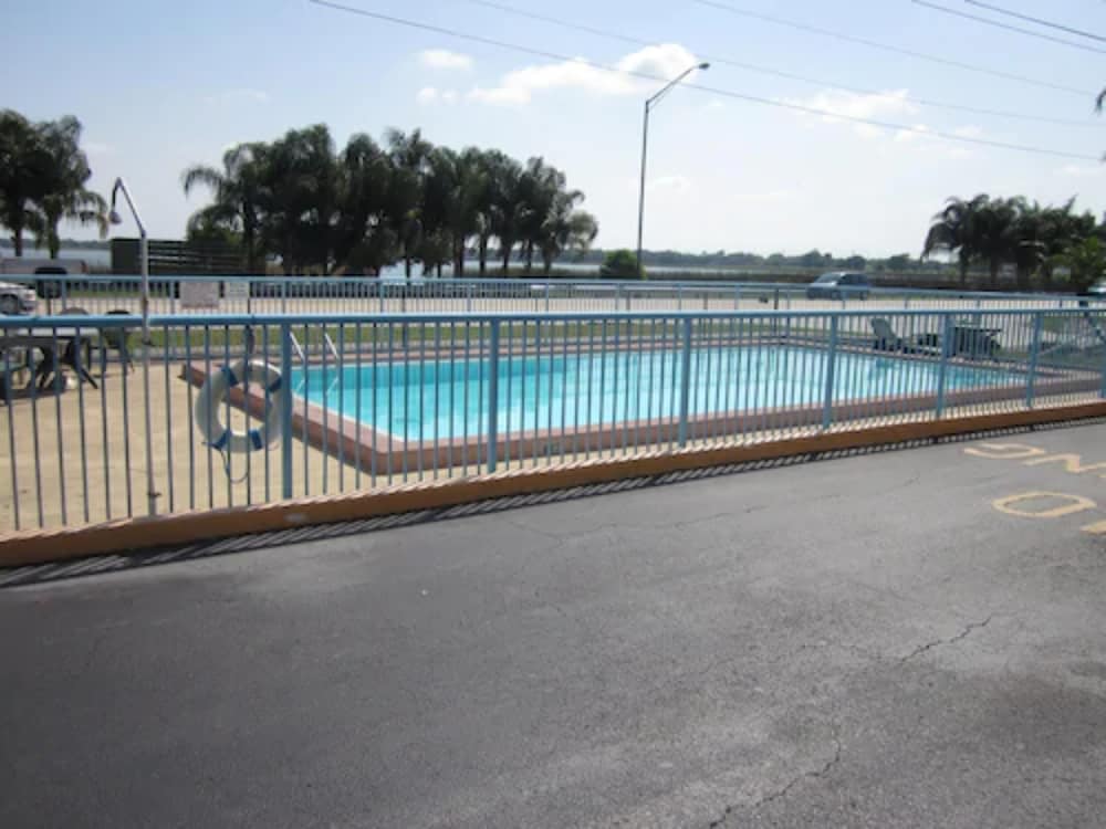 Westmont Inn Lakeland - photo 18