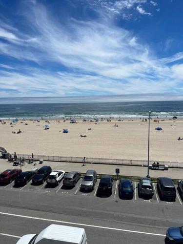 Hampton Beach Ocean Front Condo At The Surf — 4-Star Luxury Hotel in Hampton, United States