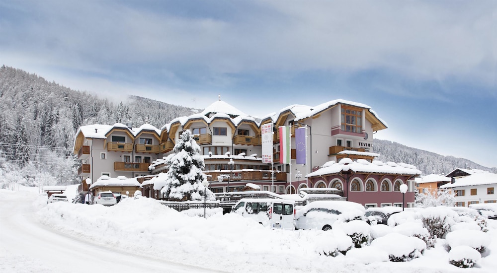 Tevini Dolomites Charming Hotel - carbon neutral hotel in Commezzadura