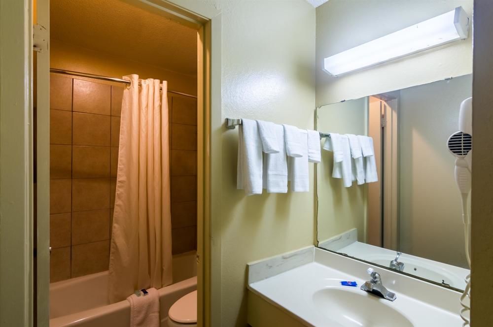 Red Roof Inn & Suites San Angelo - photo 10