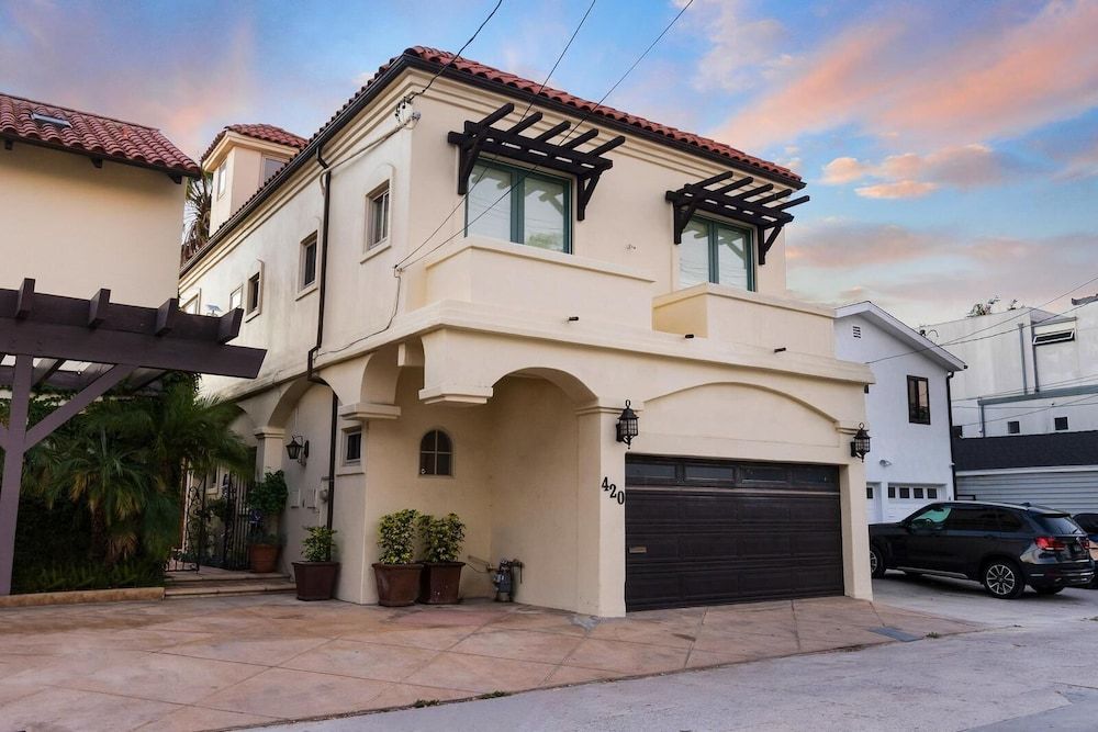 The Canal Escape canal front Italian villa — 4-Star Luxury Hotel in Los Angeles, United States